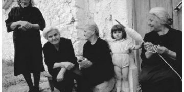 Nostalgji! Bisedë mes gjirokastriteve të vjetra: ” He mi, si u gdhive sot, po për drekë ç`o gatuaç”?! Një supë me një çikë pulë që më ka mbetur nga dje”!