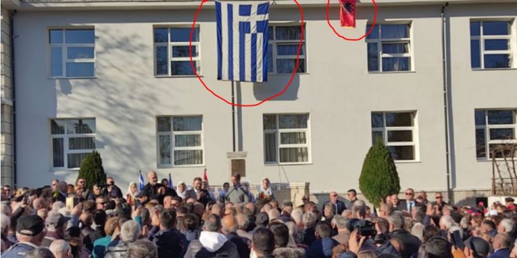 Flamuri shqiptar dhe ai grek në Dropull. Ndryshimin gjejeni vetë!