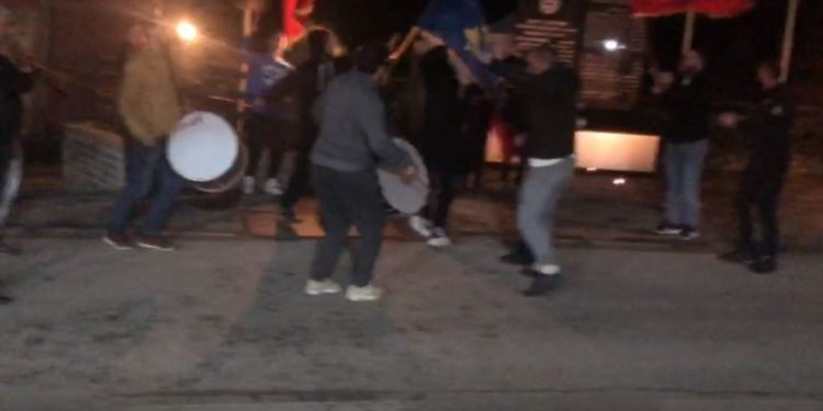 VIDEO/ Boksieri shqiptar mposht serbin në Gjermani, të rinjtë ia marin valles me tupana