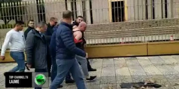 VIDEO/ “Kush të ka fut këtu”? Ja çfarë i bënë “policia” e Berishës agresorit në mes të ditës në mes të Tiranës, para policisë së Ramës
