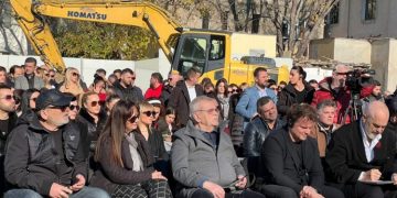 Nga Robert Ndrenika e Tinka Kurti! Të gjithë aktorët marrin pjesë në ceremoninë e nisjes së punimeve për ndërtimin e Teatrit të Ri… mungon “kllounia” Kalaja, aktori Budina, Malko dhe Liçaj