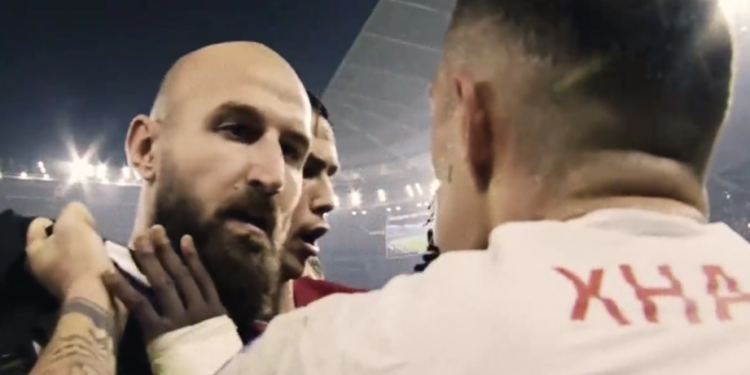 VIDEO/ Pamjet e rralla nga rasti i Xhakës kundër Serbisë, tifozët shqiptarë pushtojnë Embolon: Faleminderit!