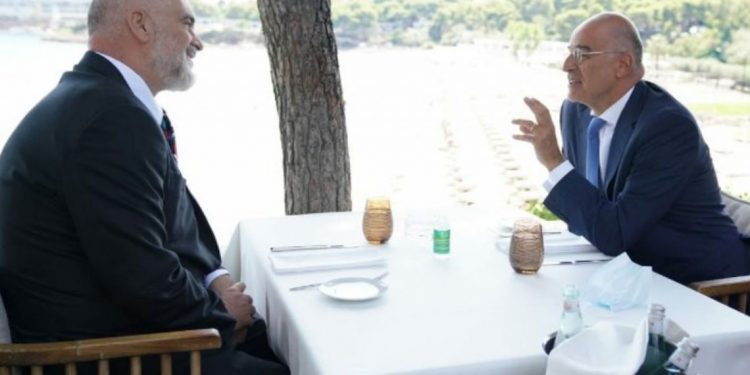 “Dendias është me origjinë shqiptare nga fshati Iliazi, babai i tij mbante në zyrë bustin e Skënderbeut”