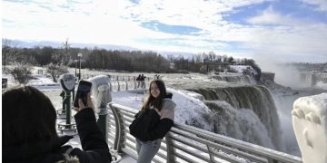 Ujëvara e Niagarës pothuajse e ngrirë (Video+Foto)