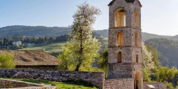 ”National Geographic”: Afresket e mrekullueshme të Voskopojës, Parisit të Ballkanit