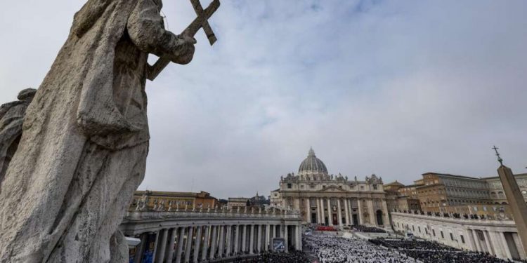 VIDEO/ Mbi 50 mijë besimtarë në San Pietro për funeralin e Papa Benedikti XVI. Turma: “I shenjtë menjëherë!”. Tradita, si varrosen Papët