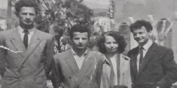 Si i dënoi kryeministri “Bitëllsat” e Pogradecit? Të mahnitur nga muzika e orkestrës, kryeministri çek dhe ai bullgar, u afruan aty dhe pasi i përgëzuan ata, i thanë Mehmet Shehut…
