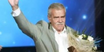 Artisti Robert Ndrenika festoi ditlindjen: Edhe 100 madhështia e thjeshtësisë e aktori të madh shqiptarë