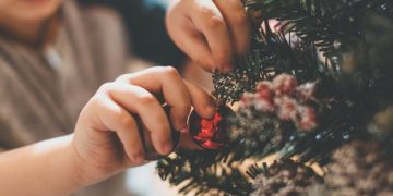 Pas kësaj date nuk sjell fat! Ka një sekret  data kur duhet hequr pema e Vitit të Ri