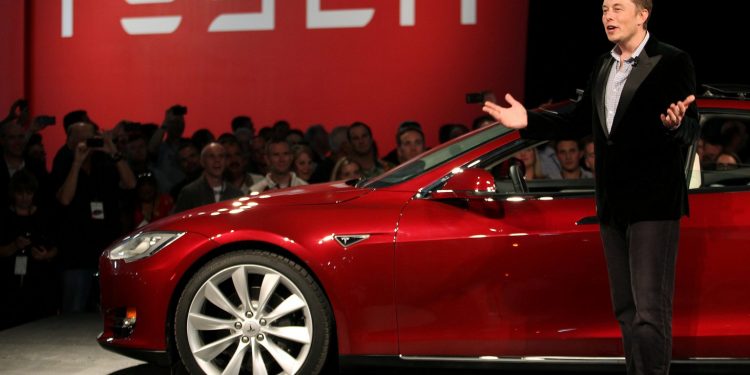 Musk çon Tesla-n drejt krizës, ulen çmimet deri në një të pestën në SHBA dhe Evropë