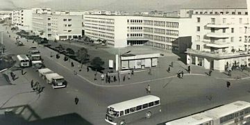 “21-shi”, historia e panjohur e lagjes së famshme në Tiranë: Nga mësuesit, mjekët, berberët, shoferët, sportistët dhe fatorinët e autobuzëve, te artistët e drejtorët e ndërmarrjeve të ’21 Dhjetorit’