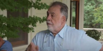 VIDEO/ Regjisori i “Kumbarit” përshëndet gazetarin në shqip: Mengjesi, kështu thoshte gjyshi im!