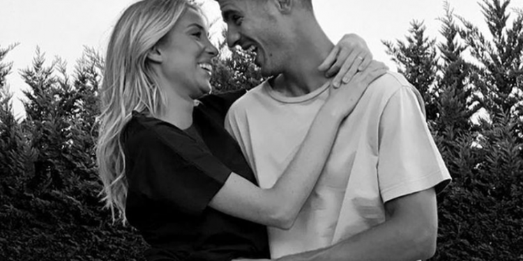 Futbollisti i njohur jep lajmin e trishtë: Bashkëshortja në gjendje të rëndë pasi solli në jetë vajzën