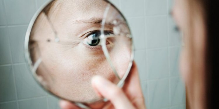 Nga pasqyra te macja e zezë! 9 bestytnitë që shqiptarët i kanë shumë frikë por përsëri i besojnë