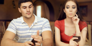 A duhet kontrolluar telefoni i partnerit? Zbuloni pasojat që mund të keni më pas