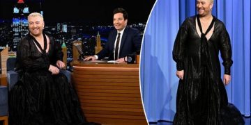 Sam Smith shokon publikun: Shkon me fustan në emisionin e Jimmy Fallon