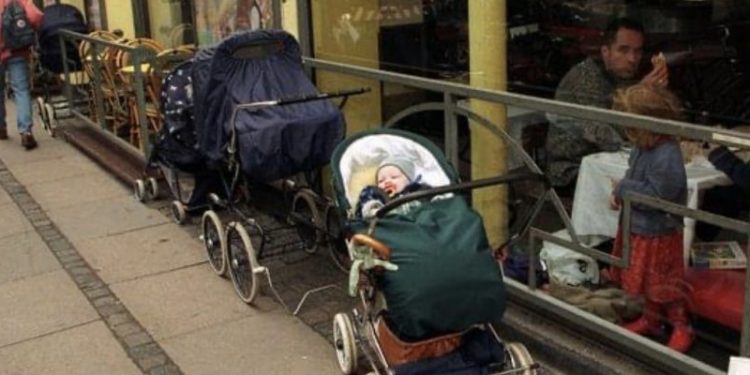 Kjo është arsyeja e pazakontë pse prindërit Norvegjezë i lënë fëmijët jashtë në temperatura nën zero