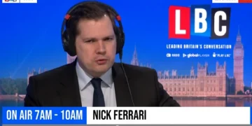 “T’i gjejmë e t’i nisim me autobus…”/ Gazetari përplaset me ministrin që ofendoi shqiptarët: Imagjinoni sikur t’ua thoshin këtë britanikëve