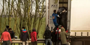 “Daily Mail” nuk u “ndahet” shqiptarëve, publikon fotot e trafikantëve: 18 deri në 26 mijë euro rruga nga Shqipëria në Angli me kamion, me avion mund të…