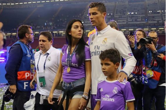 Georgina Rodriguez ndryshon stil për të mos provokuar në Arabinë Saudite, partnerja e Ronaldos përshtatet me kodin e rreptë të veshjes për femrat