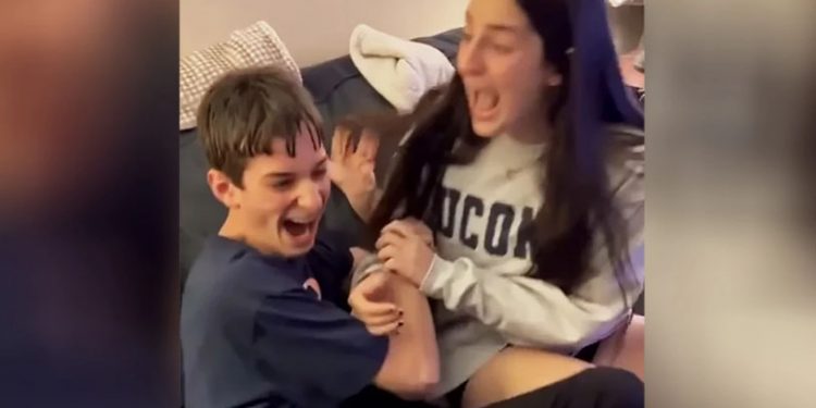 Video/ SHBA, adoleshenti me paralizë cerebrale mëson se është pranuar në Harvard… dhe çmendet nga gëzimi. Bëhet virale reagimi i 17-vjeçarit dhe motrës së tij