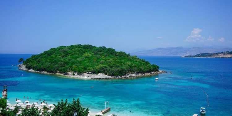 “The Sun” sugjeron rivierën shqiptare… ishujt e Ksamilit
