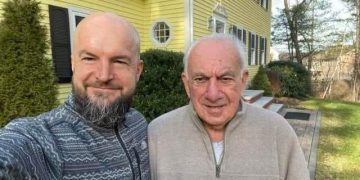 Lela sfidon Berishën! Publikon foto me gazetarin “antisali” që deklaronte: Burgu i Guantanamos s’është aq i madh për t’i futur të gjithë politikanët e kurruptuar të Ballkanit