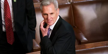 Mero Baze: Kreu i Kongresit amerikan fotografohet me një të pandehur për korrupsion në Tiranë. Nuk dihet fati i tij nëse shqiptari arrestohet