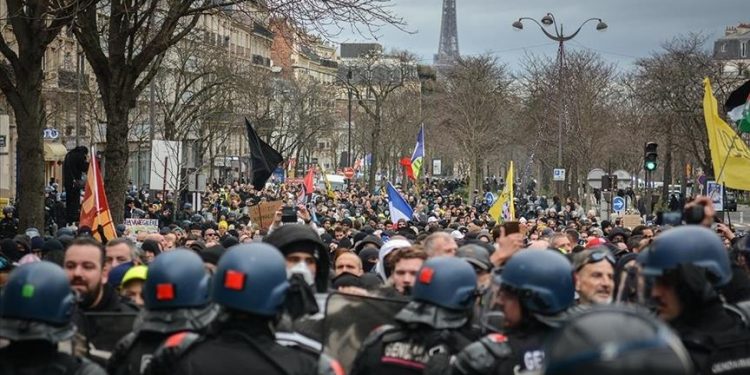 “Dridhen” rrugët e Francës! 1 milion punëtorë protestojnë kundër reformës për pensionet, fillojnë përleshjet e para me policinë