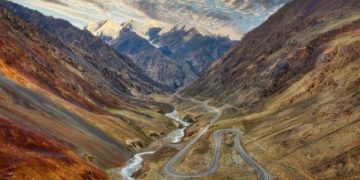 Pamjet që të lënë pa frymë! Mrekullia e 8-të e botës: Autostrada që kalon mbi re (Video)