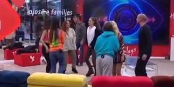 Për t’i shpëtuar eleminimit të sigurtë Olta me Dean bëjnë skena lezbizmi. puthen në buzë: Shikoni reagimin direkt pas skenës “hot” (Video)
