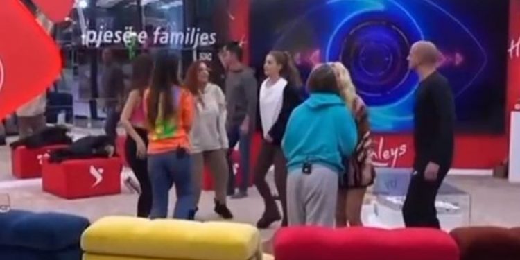 Për t’i shpëtuar eleminimit të sigurtë Olta me Dean bëjnë skena lezbizmi. puthen në buzë: Shikoni reagimin direkt pas skenës “hot” (Video)