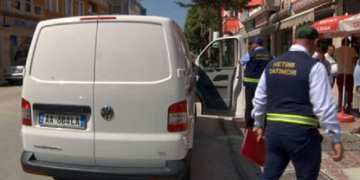 Të pacipë! Drejtoria e tatimeve nxjerr pamje të “kopjacëve gjobvënës” të Hetimi Tatimor të vëllait të Eni Vasilit, Redi Vasilit