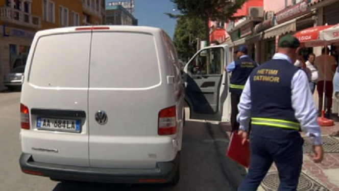 Të pacipë! Drejtoria e tatimeve nxjerr pamje të “kopjacëve gjobvënës” të Hetimi Tatimor të vëllait të Eni Vasilit, Redi Vasilit