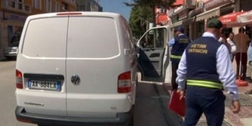 “Komisar” Redi Vasili sulmon bizneset importuesesi si KANÇ në 45′, servilat e palodrejtësisë bashkëpuntor me… padashje