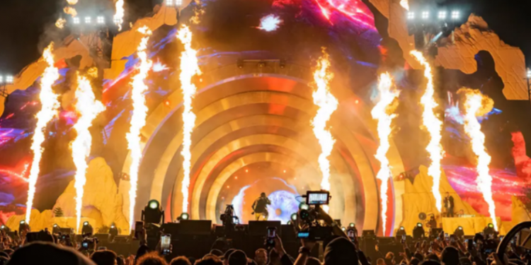 VIDEO/ Momenti i rëndë kur rrëzohet dhe humb jetën në skenë reperi i njohur 28 vjeçarë gjatë performancës live (VIDEO)