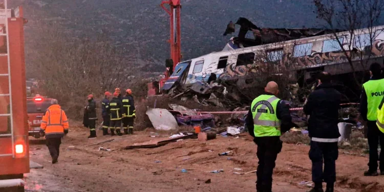 Përplasja e trenit në Greqi: Video rrëqethëse menjëherë pas përplasjes kokë më kokë në Tempe