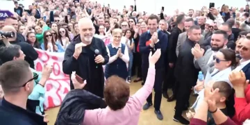 Pas operimit, Rama nis fushatën me energji në Kamëz, kërcen nën ritmin e këngës