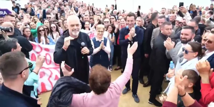 Pas operimit, Rama nis fushatën me energji në Kamëz, kërcen nën ritmin e këngës