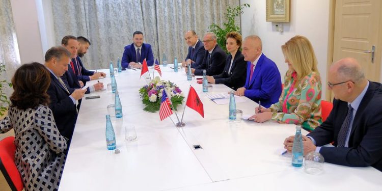 Aty u fol me gjuhën e trupit