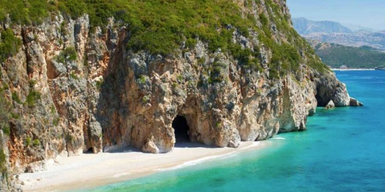 Daily Mail: Dhërmiu perla e fshehur e Evropës! (Foto)