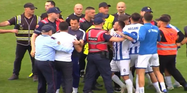 VIDEO/ Penallti e dyshimtë, tifozët e Tiranës futen në fushë dhe dhunojnë arbitrin Kridens Meta