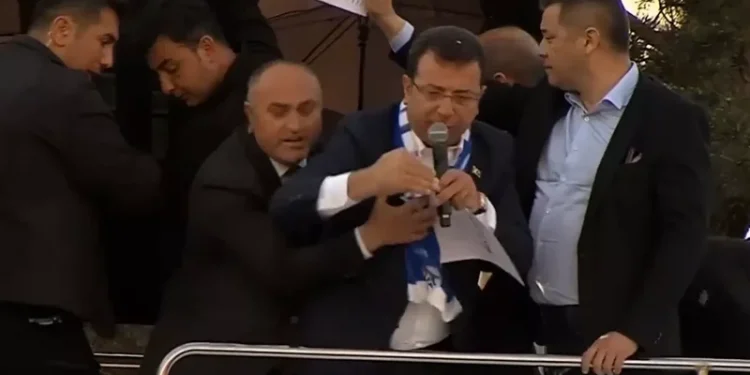 E rëndë! Sulmohet me gurë autobusi i kryebashkiakut të… (Video)