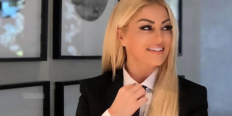 E fejuan që 13 vjeçe, habit këngëtarja Blerina Balili: 15 vjeça u bëra nënë, kur isha 40 u bëra gjyshe