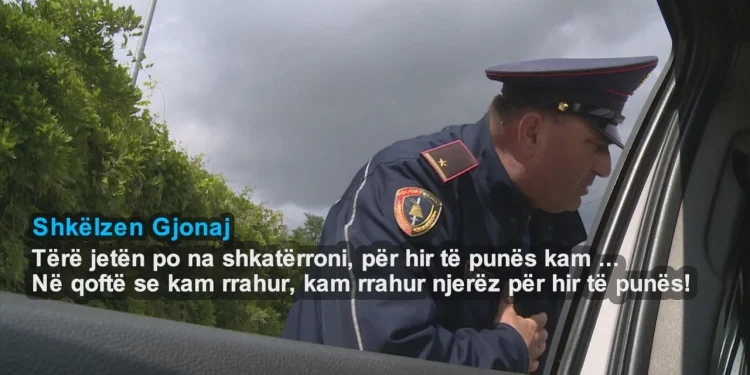 Arrestohet komandanti i policisë, i vodhi para një qytetari në makinë, rrahu një tjetër