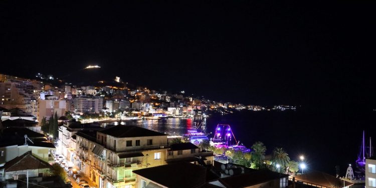 “Dixhejllëku” katastrofali i Gjirit të Sarandës: Si përdhunohet publikja nga privatja?