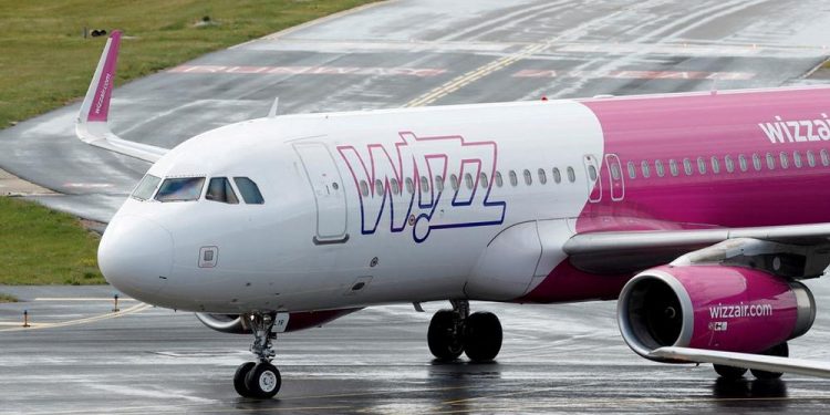 “Fluturimi për në Romë, 10 orë vonesë”/ Wizzair zhgënjen sërish udhëtarët, denoncimi: Kemi 2 ditë që presim në aeroportin e Barit me të moshuar e fëmijë