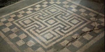 Zbulim i jashtëzakonshëm:  “Del në dritë” mozaiku i rrallë në Durrës, i mbuluar nga ujrat e zeza 1900 vjet (Video)