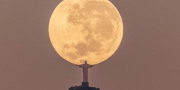 Pamje magjike, statuja e famshme e Jezusit në Rio De Janero ‘ngre’ hënën me duar