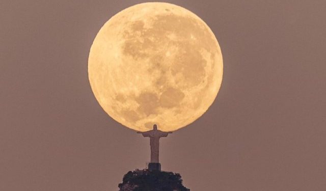 Pamje magjike, statuja e famshme e Jezusit në Rio De Janero ‘ngre’ hënën me duar